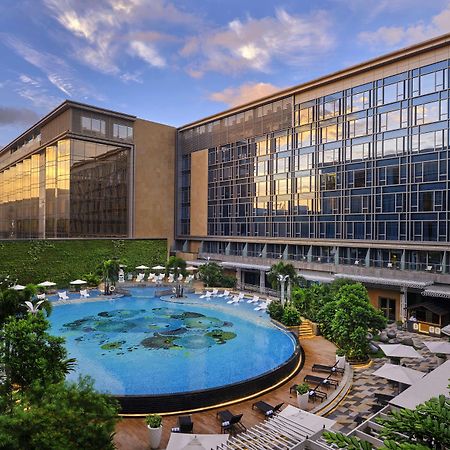 Hilton Manila Hotell Pasay Exteriör bild The hotel's pool