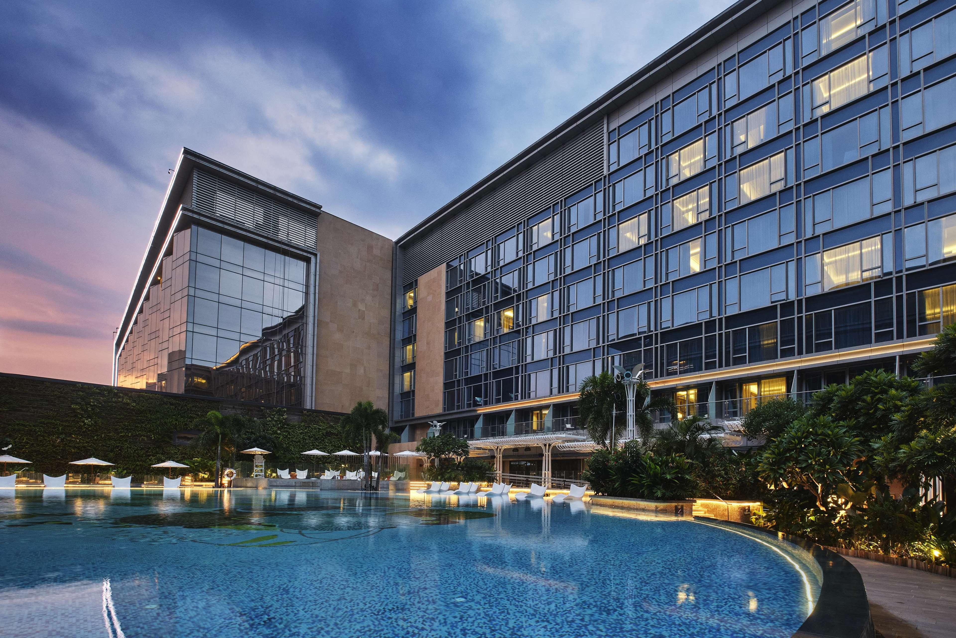 Hilton Manila Hotell Pasay Exteriör bild The hotel's pool