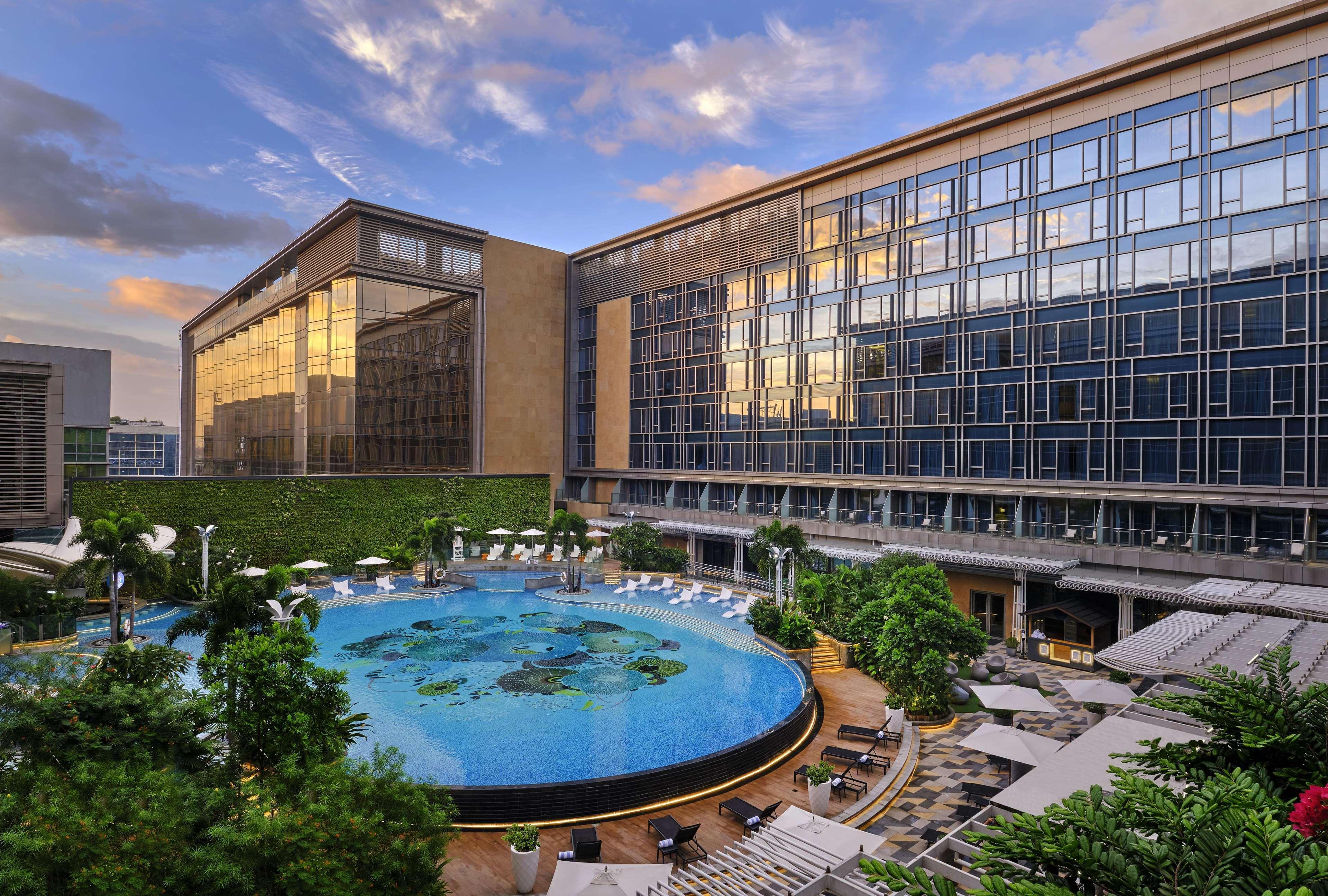 Hilton Manila Hotell Pasay Exteriör bild The hotel's pool