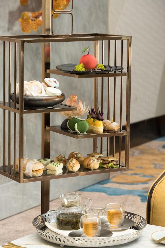 Hilton Manila Hotell Pasay Exteriör bild Afternoon tea at the Conrad Hong Kong