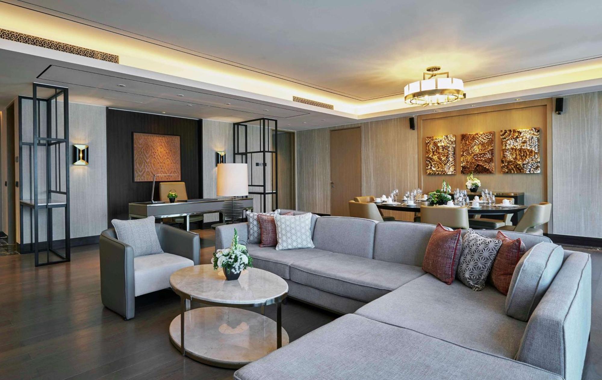 Hilton Manila Hotell Pasay Exteriör bild The living room of a suite at the hotel