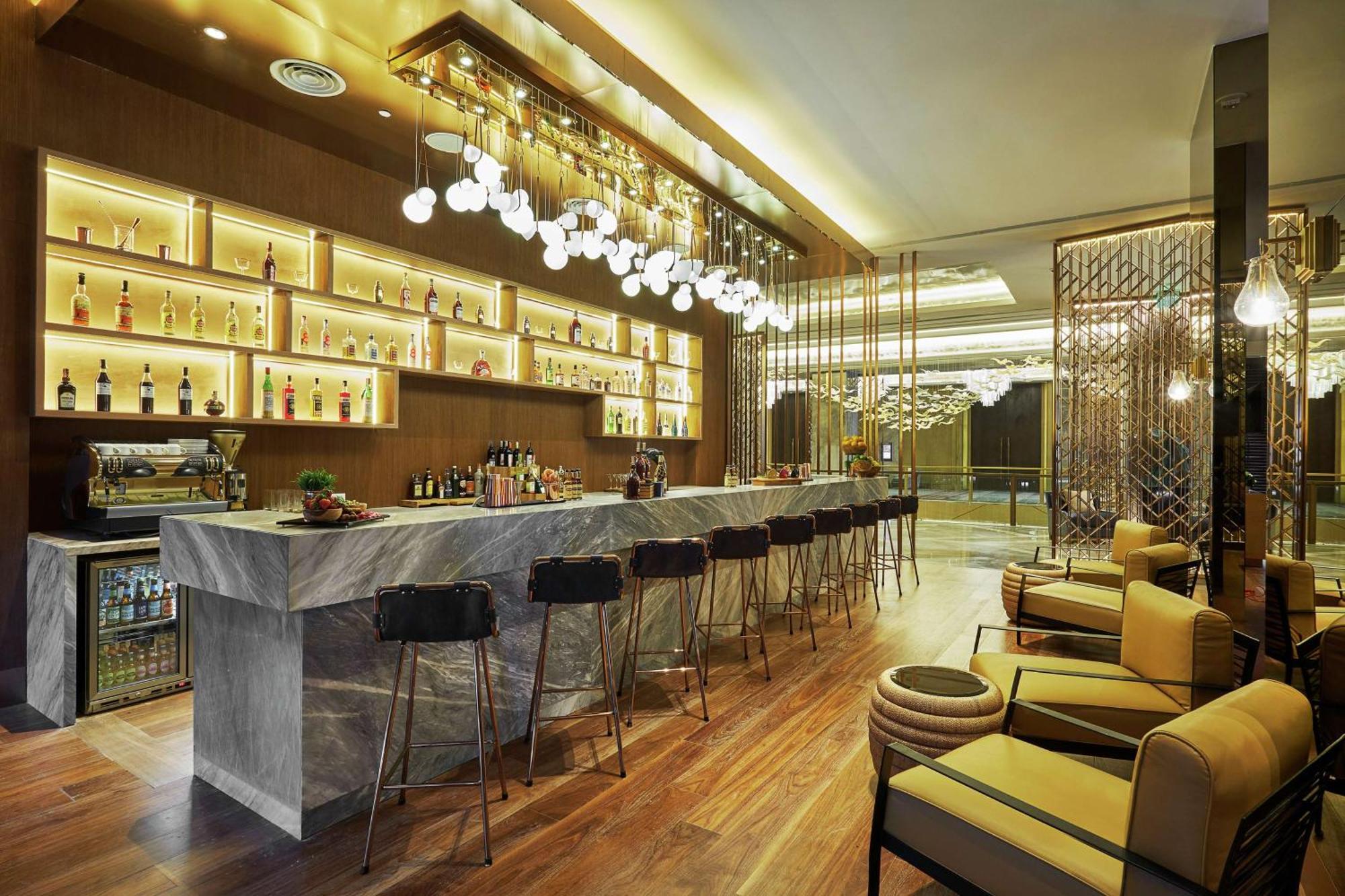 Hilton Manila Hotell Pasay Exteriör bild The bar at the lounge