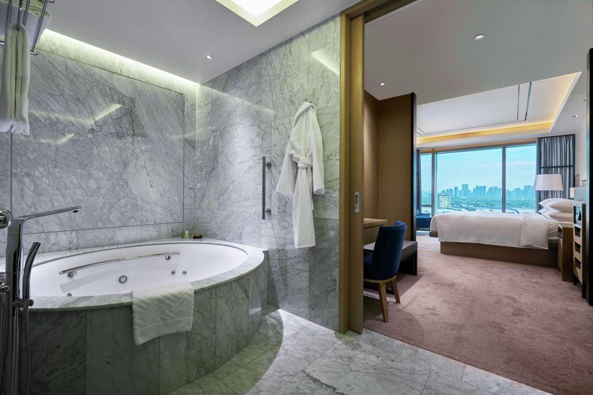 Hilton Manila Hotell Pasay Exteriör bild A bathroom at the hotel