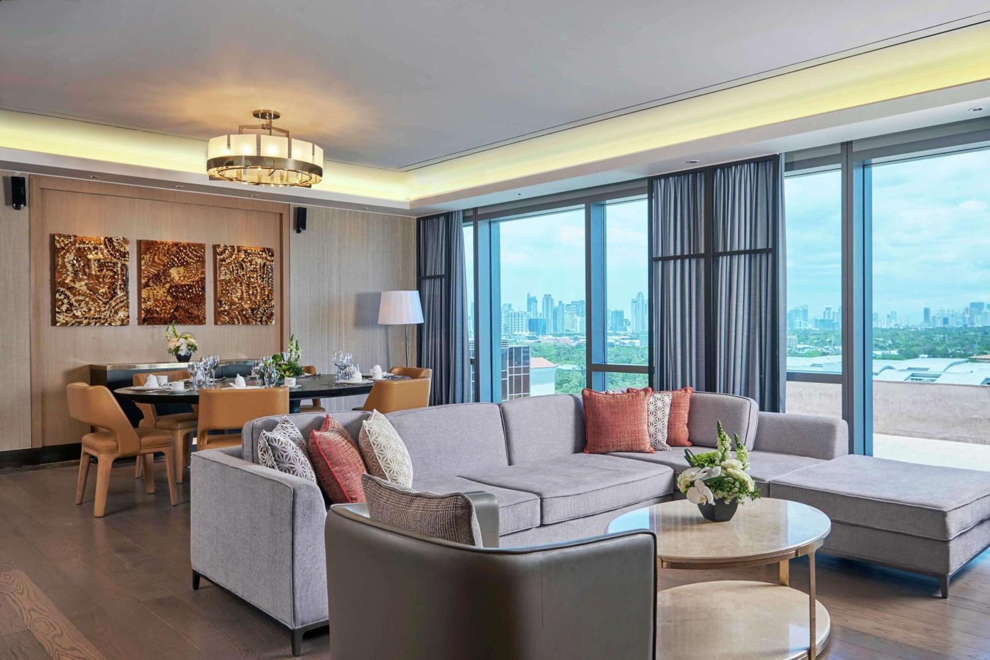 Hilton Manila Hotell Pasay Exteriör bild A suite at the hotel