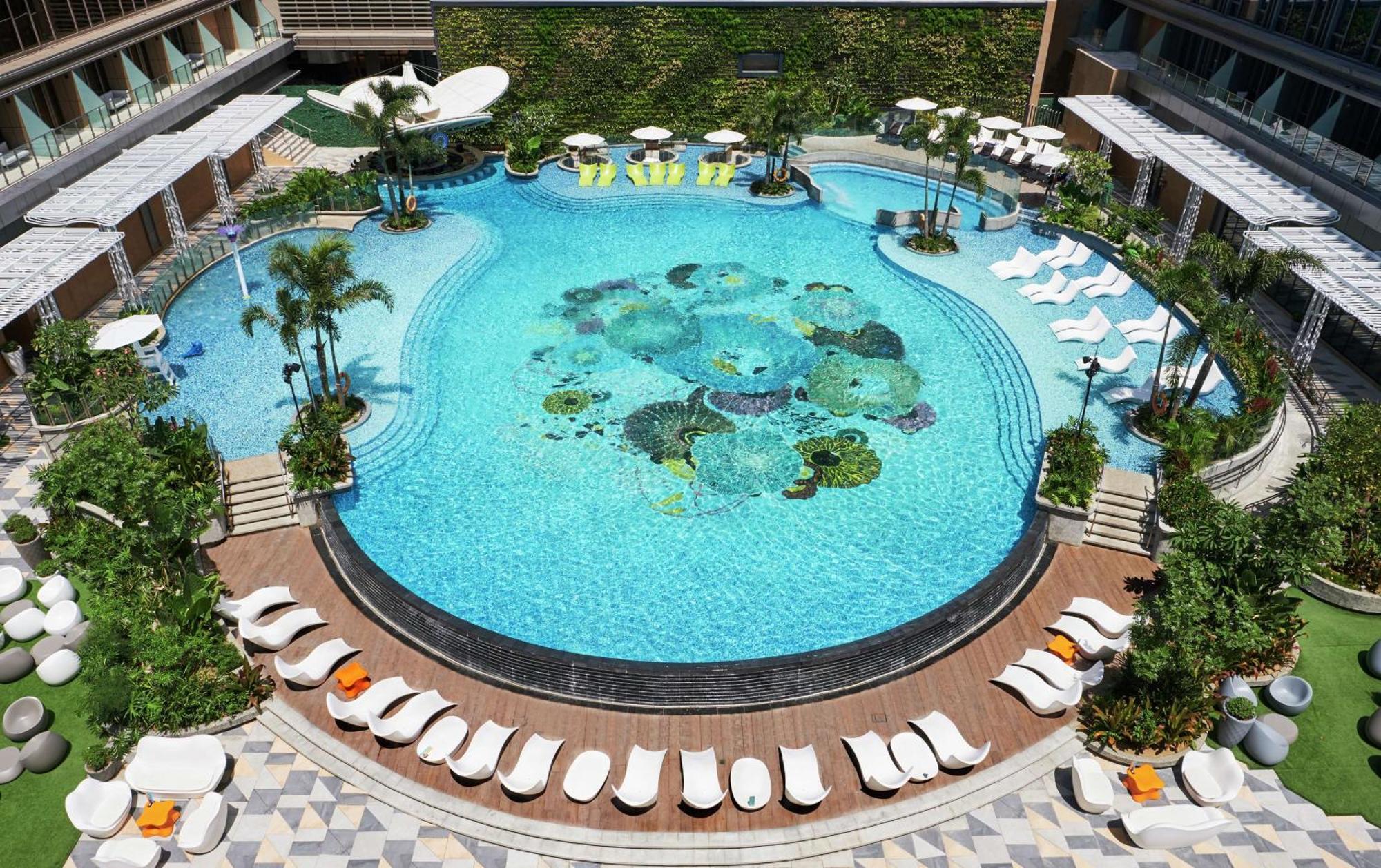 Hilton Manila Hotell Pasay Exteriör bild The pool at the hotel